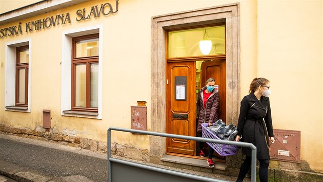 Knihovna Slavoj ve Dvoře Králové nad Labem rozváží v nouzovém stavu knihy čtenářům až domů.