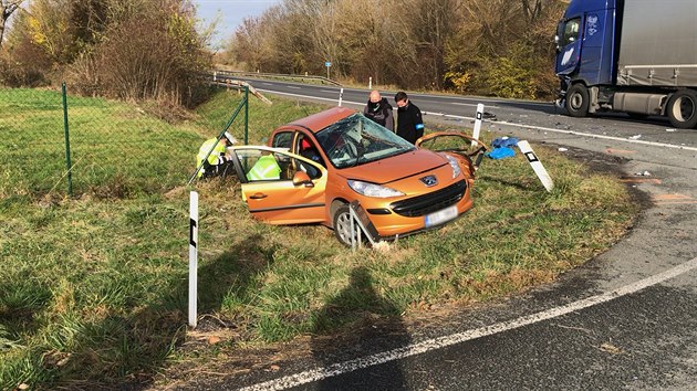 U Dymokur na Nymbursku uzavřela dopravní nehoda silnici 1. třídy číslo 32. Řidič osobního vozidla vjíždějící z vedlejší na hlavní silnici nedal přednost kamionu. (18. listopadu 2020)