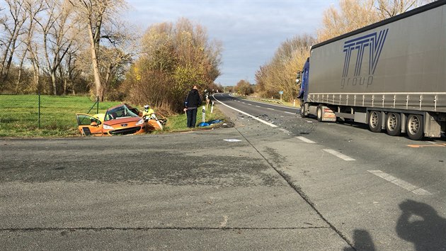 U Dymokur na Nymbursku uzavela dopravn nehoda silnici 1. tdy slo 32. idi osobnho vozidla vjdjc z vedlej na hlavn silnici nedal pednost kamionu. (18. listopadu 2020)