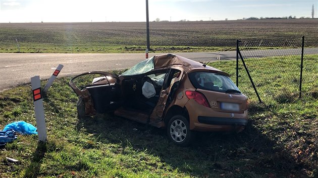 U Dymokur na Nymbursku uzavela dopravn nehoda silnici 1. tdy slo 32. idi osobnho vozidla vjdjc z vedlej na hlavn silnici nedal pednost kamionu. (18. listopadu 2020)