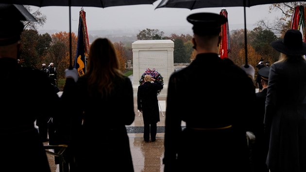 Donald Trump navtvil pi pleitosti oslav Dne vetern hrob neznmho vojna na nrodnm hbitov v Arlingtonu nedaleko Washingtonu. (11. listopadu 2020)