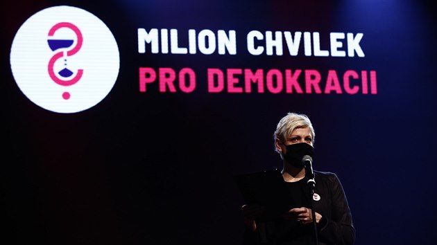 Na demonstraci iniciativy Milion chvilek pro demokracii vystoupila Adla Elbel. (16. listopadu 2020)