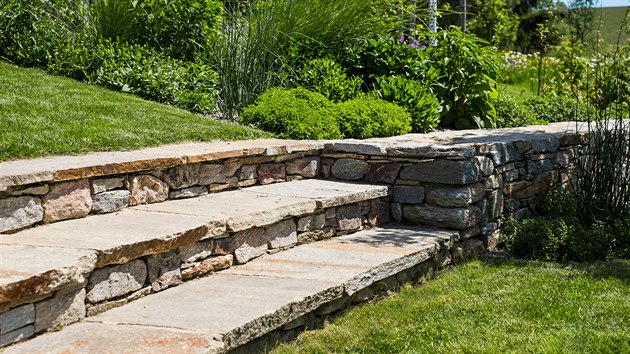 Pro odpočinek. Stupňovitou zídku z kamenů skládaných na sucho můžete využít jako schody i lavičku.