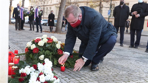 Rektor Univerzity Karlovy Tom Zima na Albertov v Praze poloil kvtiny a zaplil svku. (17. listopadu 2020)