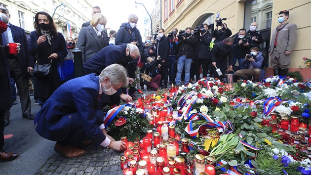 Pedseda Sentu Milo Vystril zapaluje svku na Nrodn td v Praze pi pleitosti 31. vro sametov revoluce. (17. listopadu 2020)