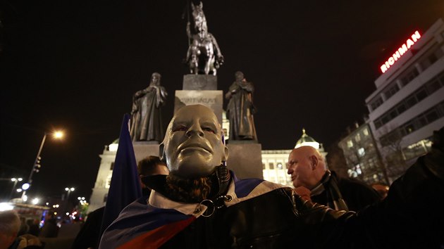 Stovky lid� v Praze protestuj� proti vl�dn�m opat�en�m. (17. listopadu 2020)