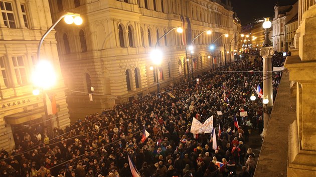 Stovky lid v Praze protestuj proti vldnm opatenm. (17. listopadu 2020)