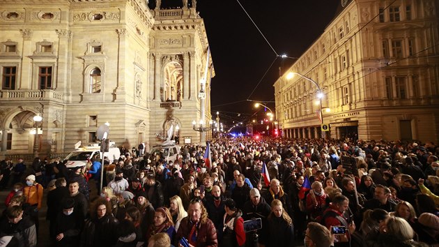 Stovky lidí v Praze protestují proti vládním opatřením. (17. listopadu 2020)