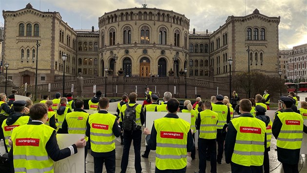 Zamstnanci aerolinek Norwegian Air ve stedu demonstrovali ped norskm parlamentem v Oslu. (18. listopadu 2020)