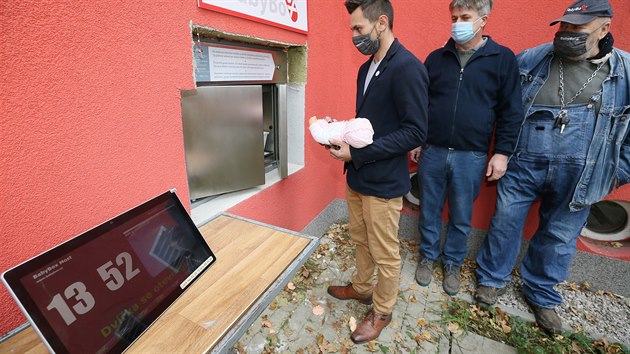 Vmna babyboxu za novj v arelu mosteck nemocnice. Na snmku prvn zleva Radek Jetelina - zstupce vroby, Zdenk Juica - editel vroby Montel a vpravo Ludvk Hess.