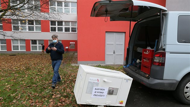 Vmna babyboxu za novj v arelu mosteck nemocnice. Na snmku star box.