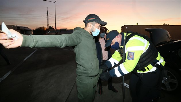 Celnci a policist kontroluj nhodn posdky vozidel na benzinov stanici v Siejovicch na Litomicku u dlnice D8.