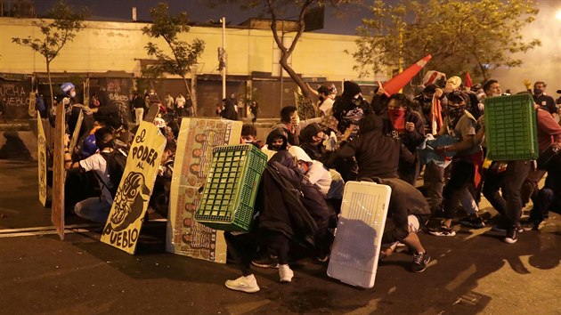Demonstranti se stetli s polici pi protestech proti nov perunsk vld. K demisi prezidenta Manuela Merina vyzvaj nejen protestujc, ale i ada politik. (14. listopadu 2020)