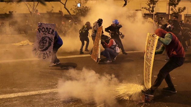 Demonstranti se stetli s polici pi protestech proti nov perunsk vld. Nejmn dva mlad lid na nsledky stelnch zrann zemeli, destky dalch osob utrply zrann. (14. listopadu 2020)
