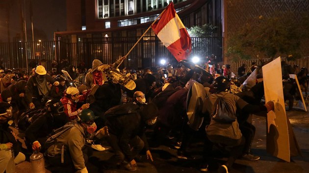 Pi demonstracch v Peru zemeli nejmn dva lid. Ji tden se zde protestuje proti nov vld prezidenta Manuela Merina. (14. listopadu 2020)