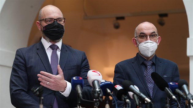 Ministi Robert Plaga a Jan Blatn pi tvrten tiskov konferenci k nvratu k do kol (19. listopadu 2020)
