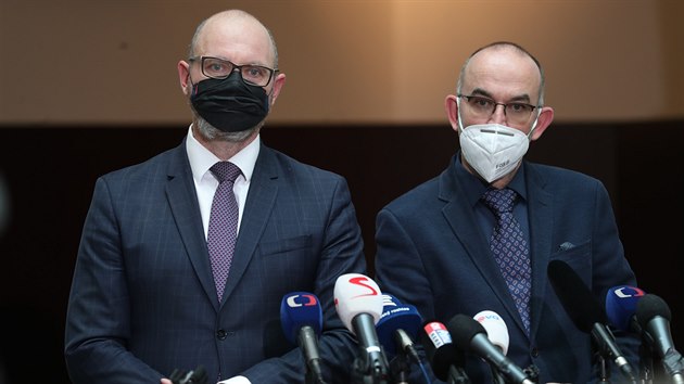 Ministi Robert Plaga a Jan Blatn pi tvrten tiskov konferenci k nvratu k do kol (19. listopadu 2020)