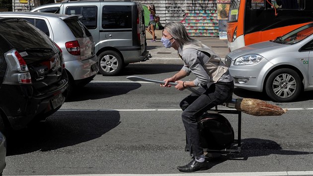 Alessandro Russo brzd ulice Sao Paolo na elektrickm kotti. (7. listopadu 2020)