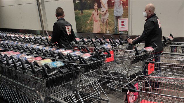 Obchodn etzec Kaufland sluje vozky, bez nj nen vstup mon. (17. listopadu 2020)