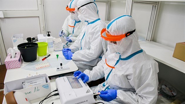 U hlavního vstupu na výstavišti v Brně funguje první český veřejný test point, který lidem nabízí antigenní testování na nemoc covid-19 a také na protilátky. (13. 11. 2020)