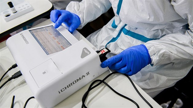 U hlavního vstupu na výstavišti v Brně funguje první český veřejný test point, který lidem nabízí antigenní testování na nemoc covid-19 a také na protilátky.(13. 11. 2020)