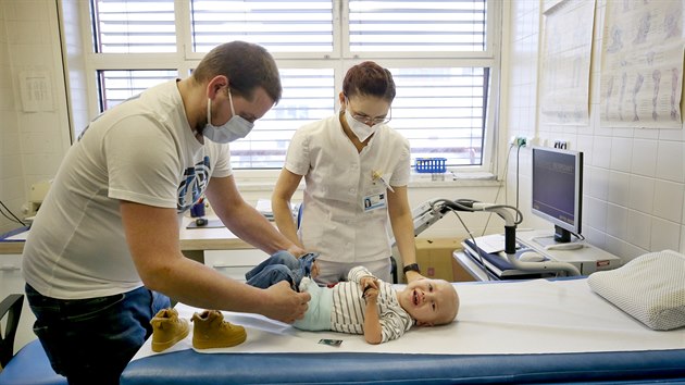 Dvouletý chlapec Artur Ovčáčík už díky genové terapii dělá pokroky. Léčbu za 56 milionů mu jako prvnímu v České republice zaplatila pojišťovna. Teď dochází na kontroly.