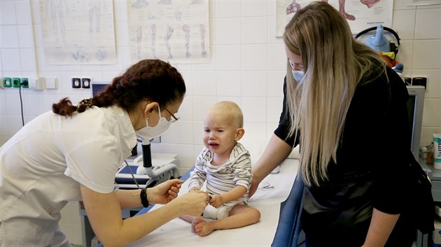 Dvouletý chlapec Artur Ovčáčík už díky genové terapii dělá pokroky. Léčbu za 56 milionů mu jako prvnímu v České republice zaplatila pojišťovna. Teď dochází na kontroly.