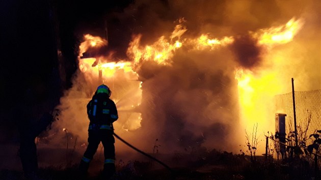 Nedělní požár zahradní chaty v Jihlavě. Dřevěné stavení při něm zcela shořelo. Škodu hasiči vyčíslili na nejméně 350 tisíc korun.