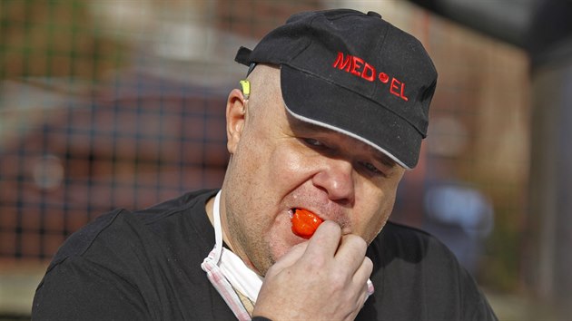 Nov� �esk� rekordman v poj�d�n� extr�mn� p�liv�ch chilli papri�ek Radim �eh��ek.