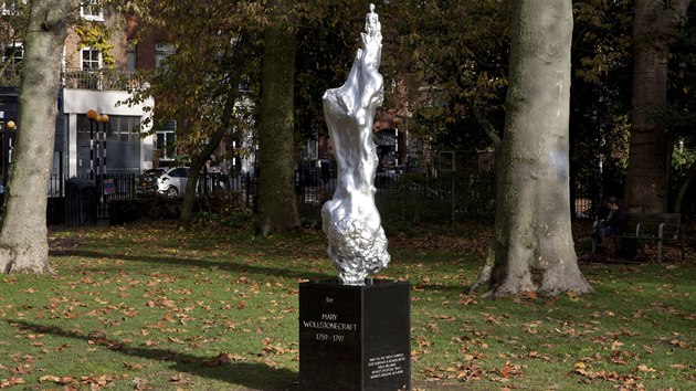V Londn odhalili pomnk k poct britsk feministky, spisovatelky a bojovnice za prva en Mary Wollstonecraftov. (10. listopadu 2020)