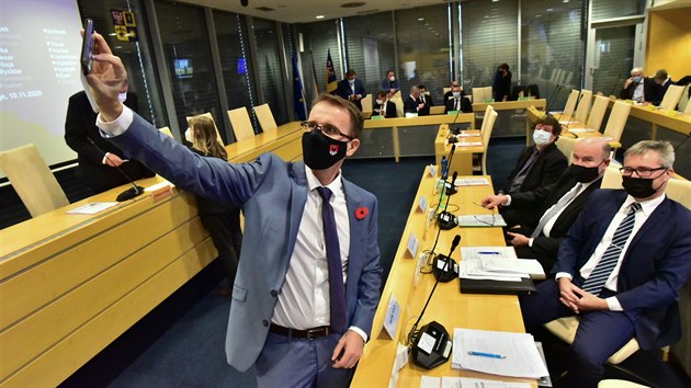 Ještě před ustavujícím krajským zastupitelstvem si nastávající hejtman Radim Holiš z hnutí ANO pořídil v zasedací místnosti selfie snímek.