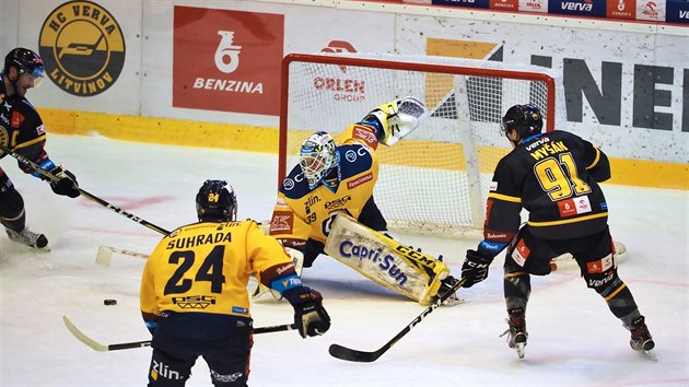 Brank host Libor Kak zasahuje hokejkou proti anci Litvnova.