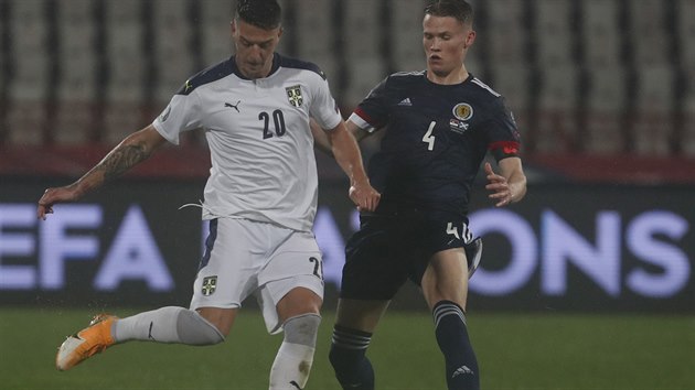 Skotsk fotbalista Scott McTominay (vpravo) brn Sergeje Milinkovie-Saviee ze Srbska.