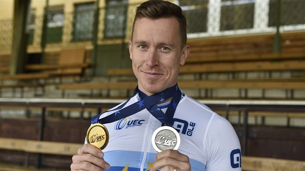 Drhov cyklista Tom Bbek ukazuje zlatou a stbrnou medaili, kter vybojoval na mistrovstv Evropy v Bulharsku.