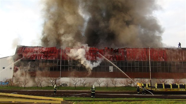 Požár haly v areálu Nowaco v Kralupech nad Vltavou (19. listopadu 2020)