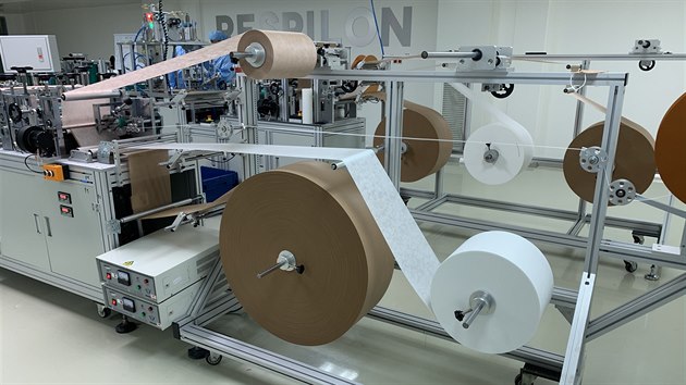 Respir�tory vznikaj� z netkan� textilie obohacen� o akcelerovan� oxid m�di a nanovl�kenn�ho filtru.