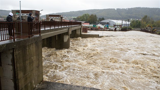 Vydatné deště v polovině zvýšily hladiny řek včetně Bečvy, na které byl vyhlášen třetí stupeň povodňové aktivity. Pohled na jez v Hranicích.