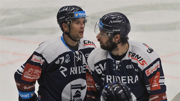 Vtkovit hokejist Jan Hruka (vlevo) a Petr Trka se raduj z glu.