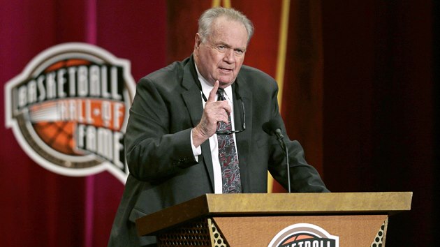 Tommy Heinsohn na snmku z roku 2015, kdy se stal lenem basketbalov Sn slvy ve Springfieldu.