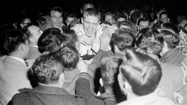 Tommy Heinsohn slav s fanouky Boston Celtics titul v NBA v roce 1957.