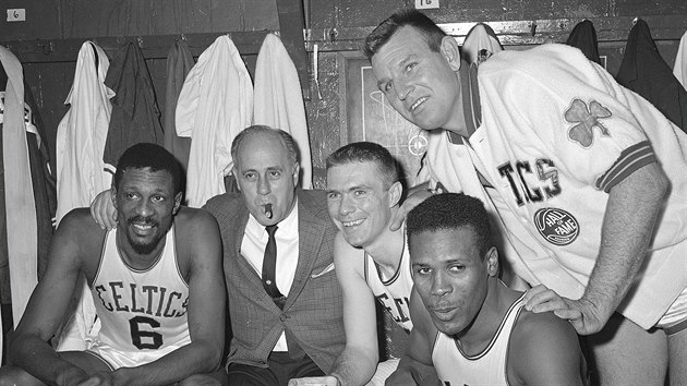 Bill Russell, trenr Red Auerbach, Tommy Heinsohn, Jim Locustoff a K. C. Jones (zleva) v atn Boston Celtics po postupu do finle NBA v roce 1964