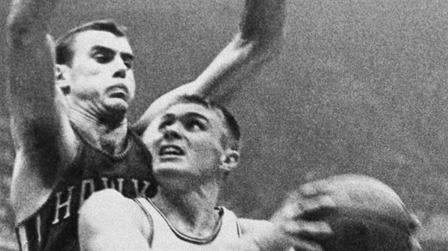 Tommy Heinsohn (15) v dresu Boston Celtics to kolem Boba Pettita ze St. Louis Hawks, rok 1958.