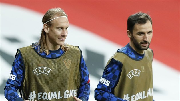 Chorvatt fotbalist Domagoj Vida (vlevo) a Milan Badelj se chystaj na zpas.