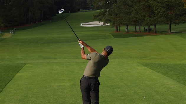 Tiger Woods odpaluje v prvnm kole na golfovm Masters v August.