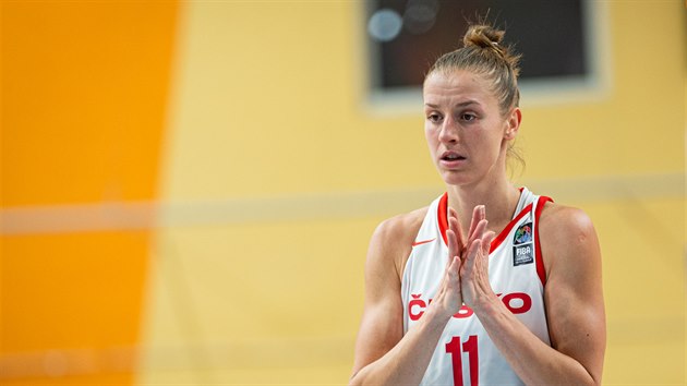 Česká basketbalistka Kateřina Elhotová v zápase s Dánskem.