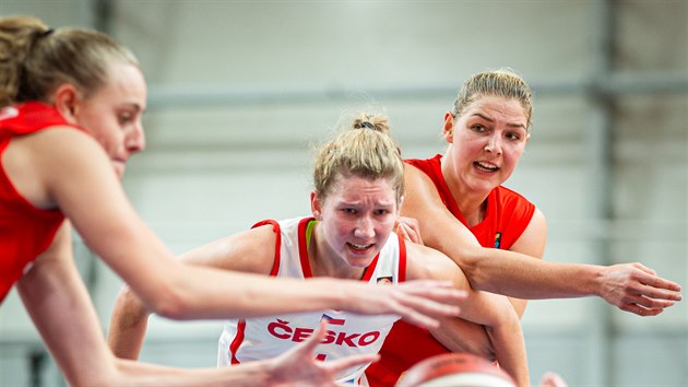 Česká basketbalistka Michaela Krejzová (v bílém) bojuje s dánskou přesilou.