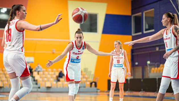 Česká basketbalistka Lenka Bartáková (uprostřed) při trestném hodu, povzbuzují ji Natálie Stoupalová (vlevo) a Renáta Březinová.