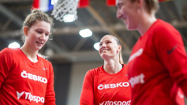 České basketbalistky Michaela Krejzová, Renáta Březinová a Barbora Holubová (zleva) během rozcvičování před duelem s Itálií.