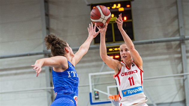 Česká basketbalistka Kateřina Elhotová (vpravo) střílí na koš v zápase s Itálií.