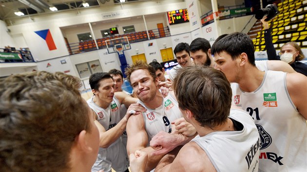 Dnt basketbalist slav vhru nad stm, uprosted hrdina zpasu Ondej ika, dal 32 bod.